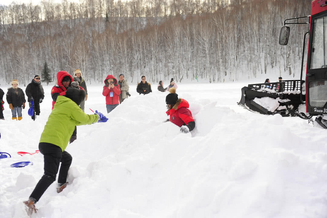 新疆人冬天流行玩跳雪:姑娘2米高台跳下,要2个小伙拔出来