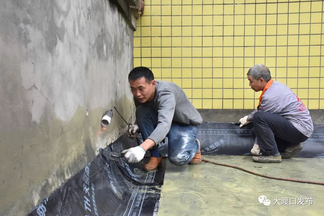 磚整治和實施屋頂防水的