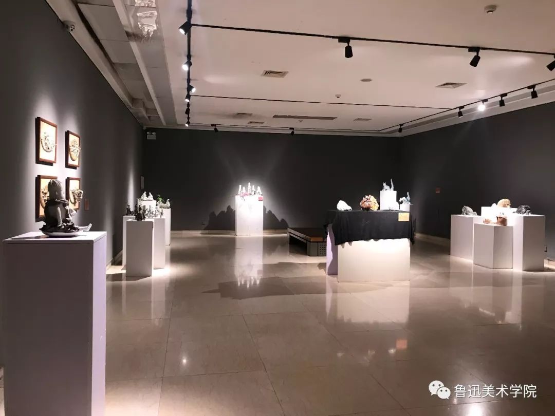 美院展览泥与火的对话雕塑系第三工作室陶瓷实践课汇报展镌与木的交流