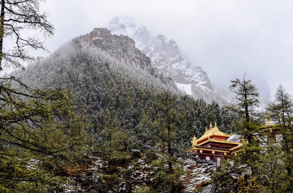 山深藏古寺,雪落掩仙蹤,深山古寺雪景