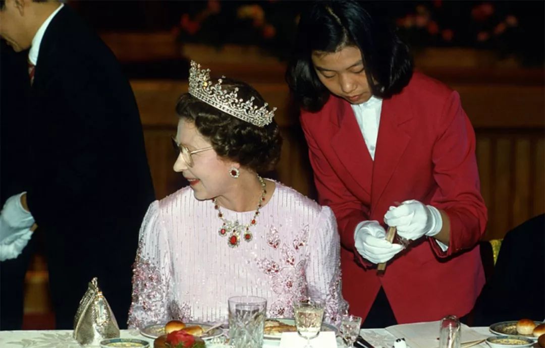 中国筷子好时髦!英女王访华时用过,凯特和戴安娜拿着好可爱