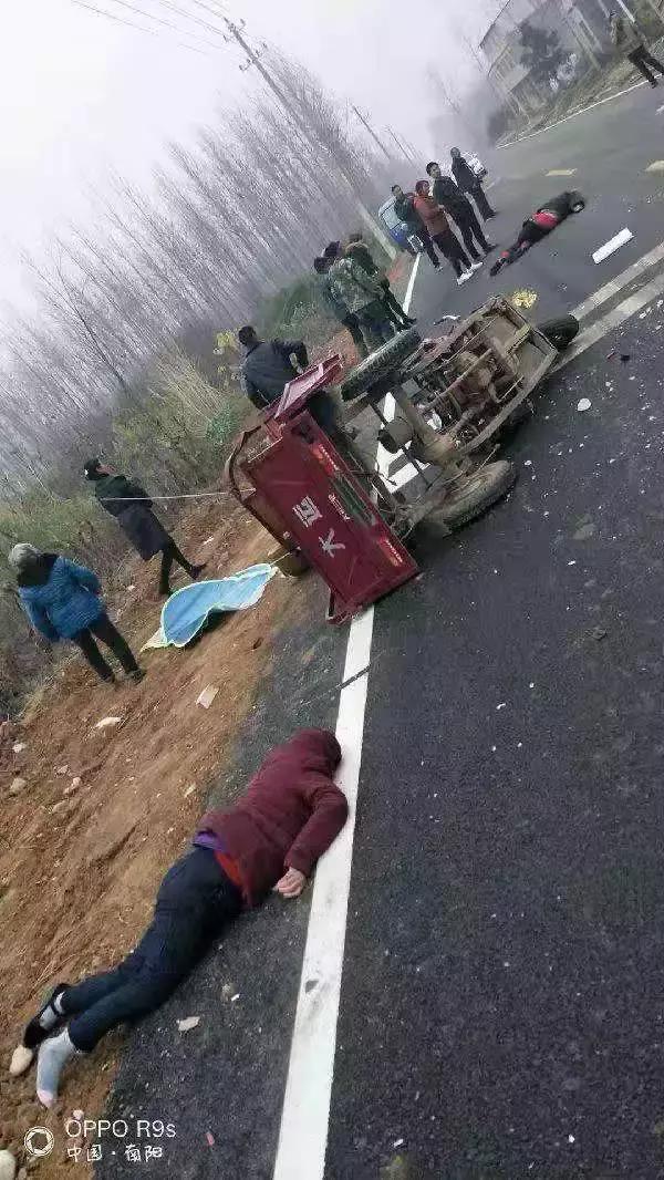 南阳淅川发生一起惨烈车祸, 一辆三轮车与机动车相撞!