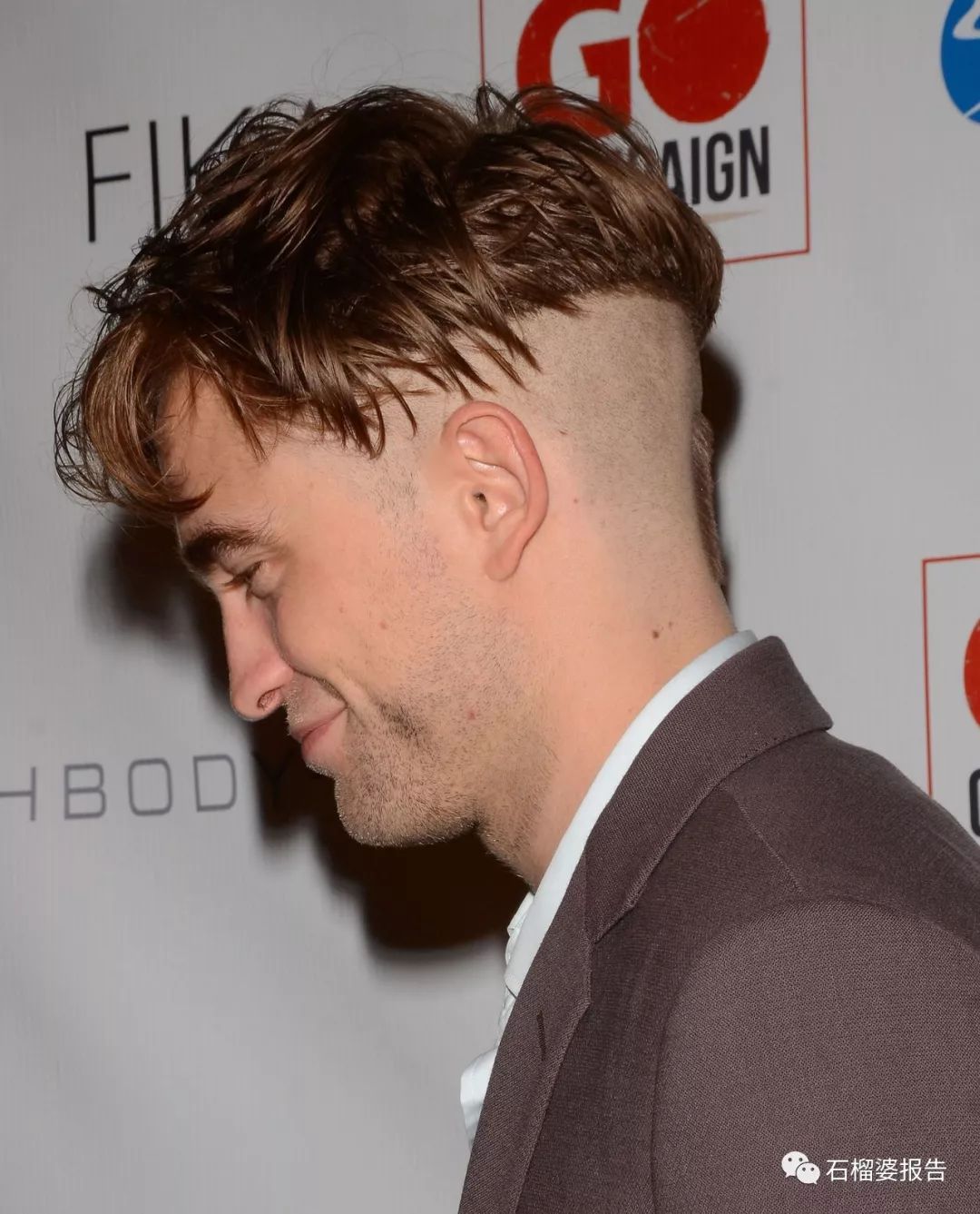 男robert pattinson,曾经在2014年剪过一个undercut,一路傻到后脑勺