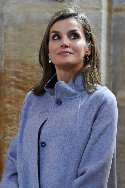 西班牙王后再穿灰色套装,挽起袖子换种风格,扎马尾最少年轻10岁