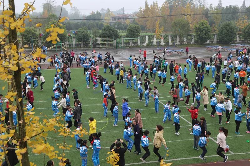 活力阳光自信都江堰市崇义小学冬季亲子运动会