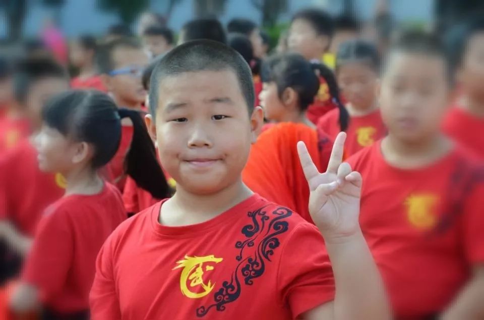 大家好,我叫石睿思,今年9岁,是卓然小学三年级学生.