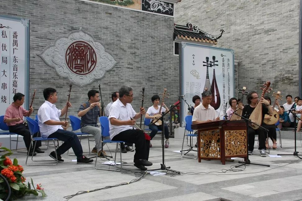 何滋浦指导沙湾育才小学少年民乐队队员弹奏扬琴【讲座安排(一)主讲