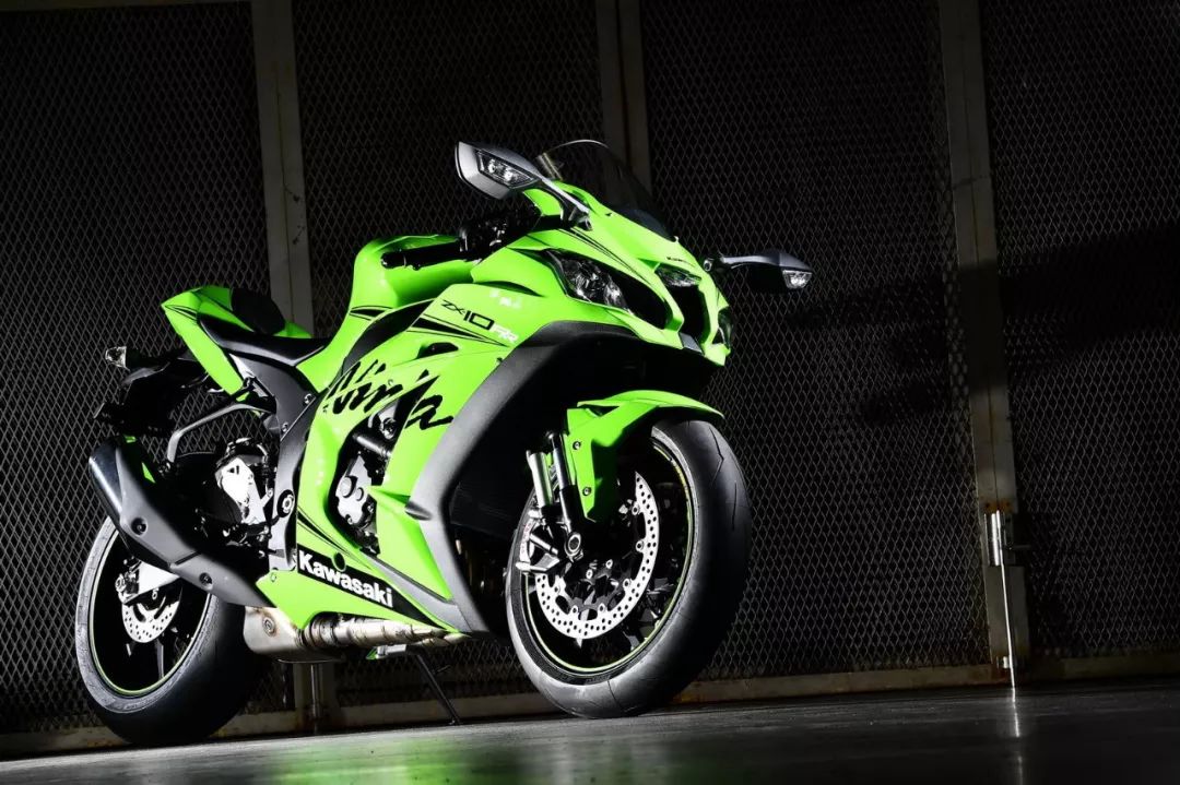 新的 2019 zx-10rr 系列包括三個車型:krt(kawasaki wsbk 工廠車隊)