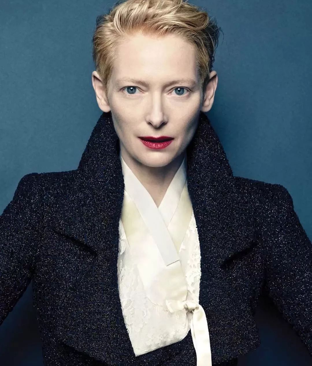 这是蒂尔达·斯文顿(tilda swinton)在翻拍的新版《阴风阵阵》中的