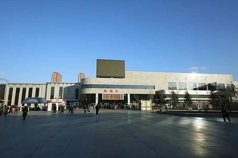 初冬时节的哈尔滨东站站前一改往日的嘈杂和忙乱