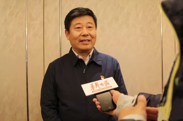 祁东县委书记杜登峰接受记者采访.