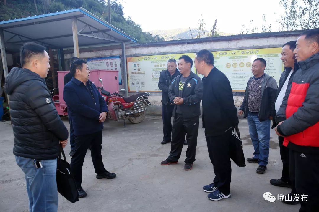 11月30日上午,县委书记姜兴林深入甸中镇和岔河乡5个村委会,就脱贫