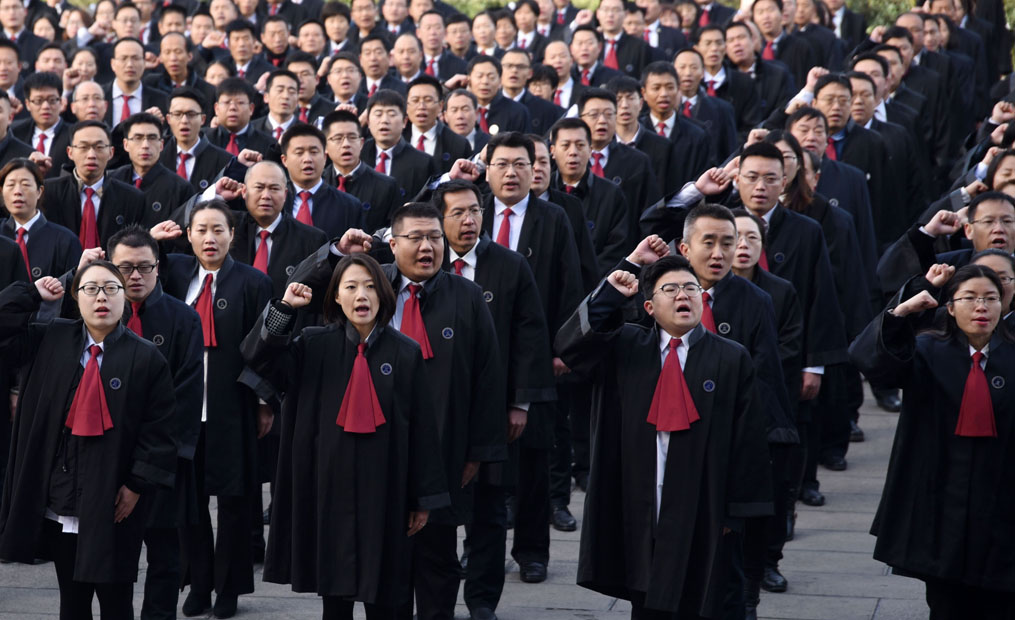 数百名律师穿律师袍宣誓,邯郸普法宣传丰富多彩