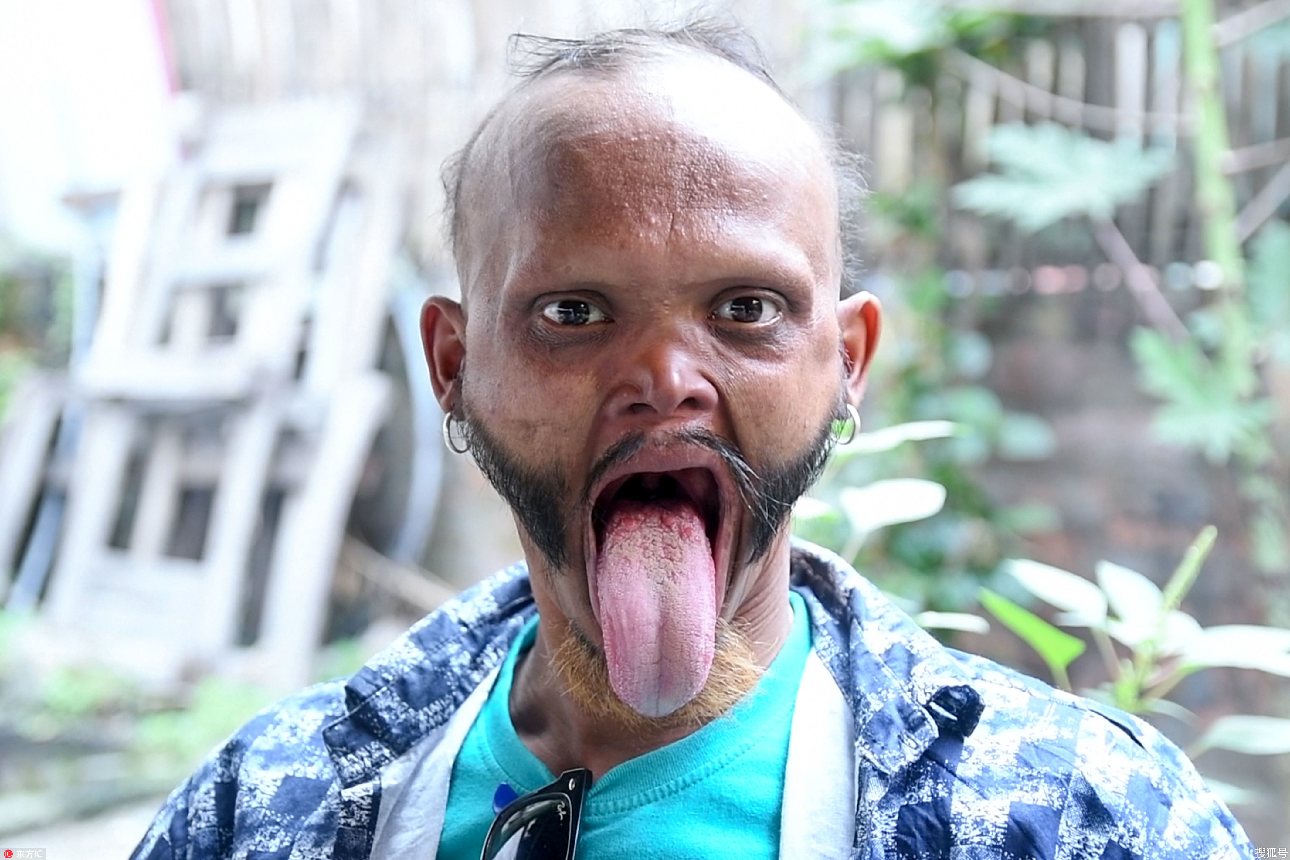 世界上最长的舌头！尼泊尔男子能用舌舔自己额头-搜狐大视野-搜狐新闻