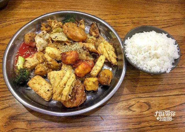 洒满了孜然和芝麻的炸串, 干香酥脆 !