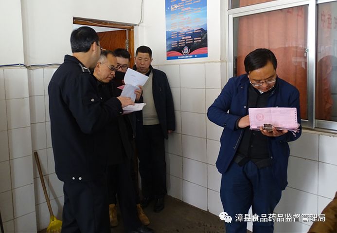 新寺鎮鎮長馬建軍同志陪同檢查組檢查學校食堂檢查組檢查校園周邊的