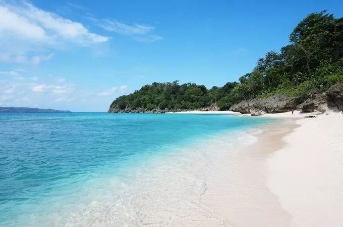 虽然长滩岛只有7公里长,但号称世界上最美的白沙滩却占了4公里,这里