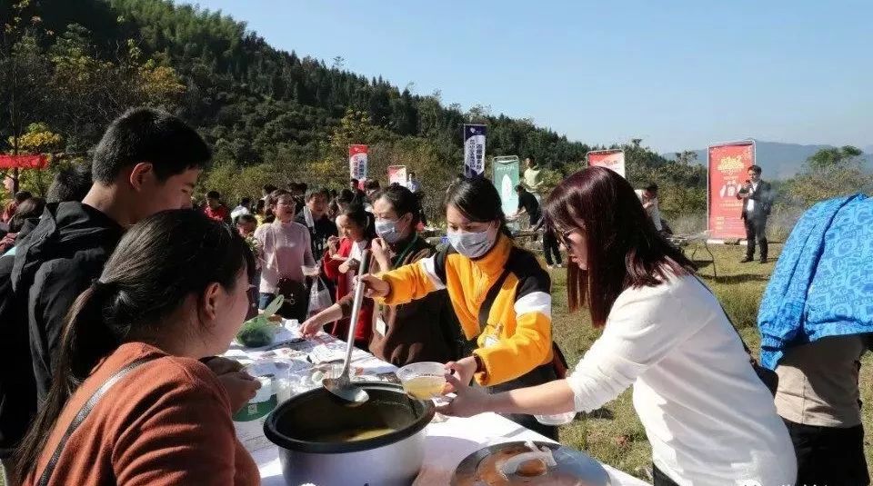 攝影師及志願者用相機,手機捕捉讀書人最美好的閱讀姿態,定格美好瞬間