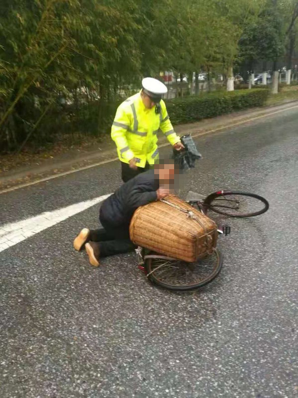 漢中68歲老人雨天騎車摔倒接下來的事讓人淚目