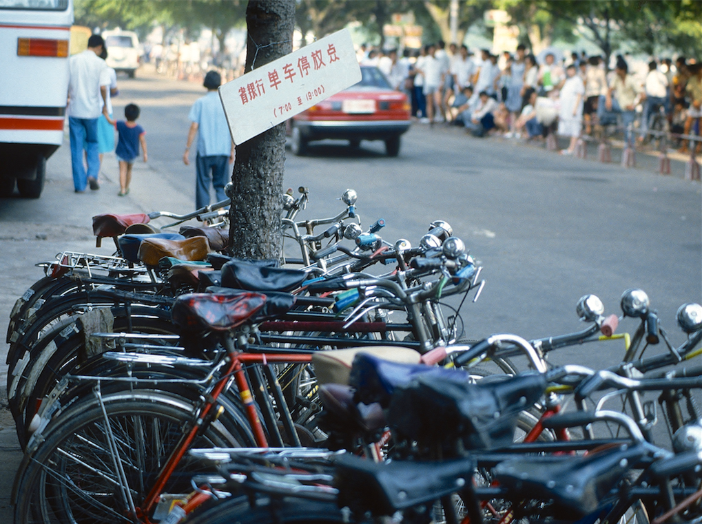 但是在80年代百姓出行的主要交通工具还是自行车