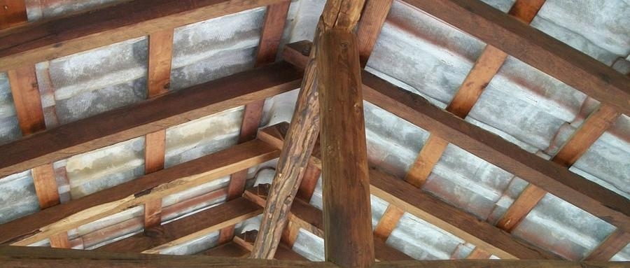 屋顶是砖瓦片,其他支柱和房梁主要是木头构造