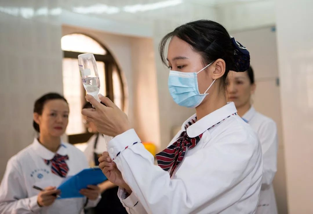 青年才俊显身手——柳州市工人医院成功举办2018年青年护士岗位技能
