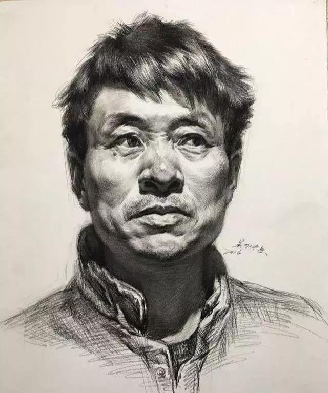 ▼吳加興老師素描頭像作品完成作品緊接著深入刻畫五官,脖子,頭髮這一