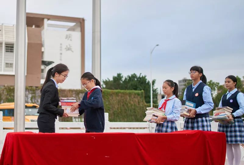 11月19日,实验学校举行了简单而又隆重的现场捐书仪式,团委何汶聪书记