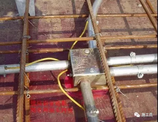 与金属软管采用专用接头焊接钢管与接线盒用锁母固定,接地跨接焊接