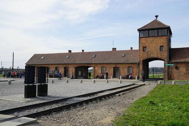 纳粹集中营遗址手术工具用来折磨女囚犯喷头的作用惨无人道