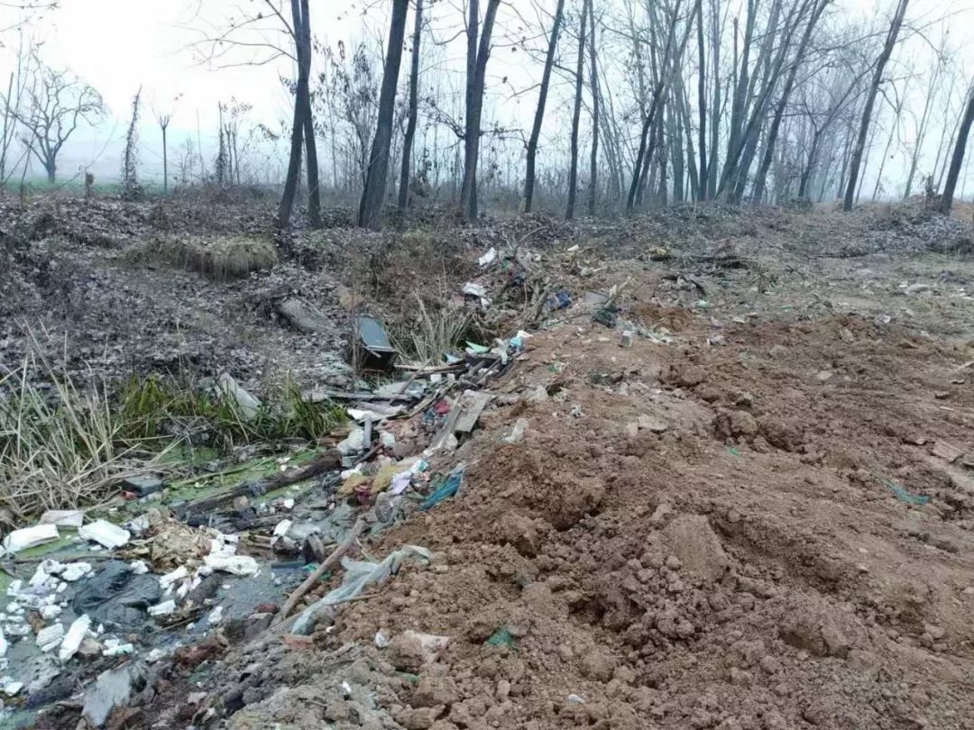 潏河寺坡村段垃圾成堆用土掩 環境治理欲蓋彌彰實則掩耳盜鈴_河道