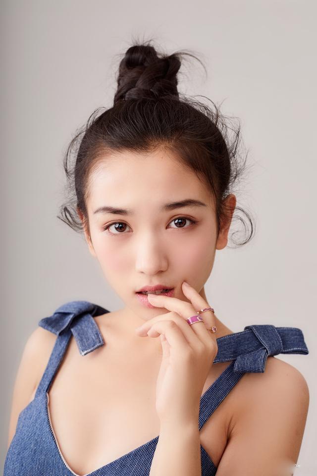 黄澄澄女演员照片图片