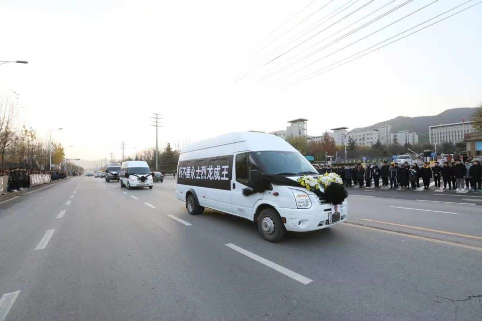 护送烈士王成龙的车队途径旅游路时,沿线地方群众自发在道路两侧送别