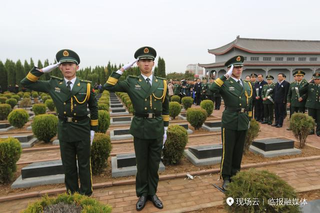 武警戰士鳴槍致敬送別烈士王成龍