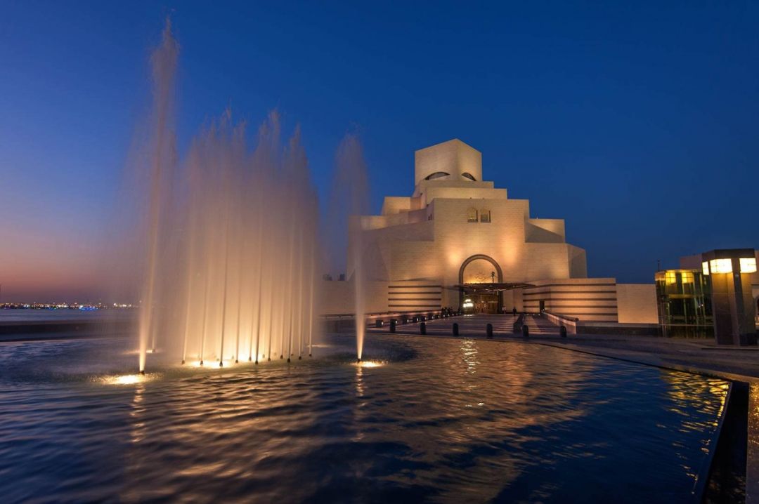 与皇宫和卡塔尔中央银行隔路相望,坐落在多哈湾最美丽的滨海大道一侧
