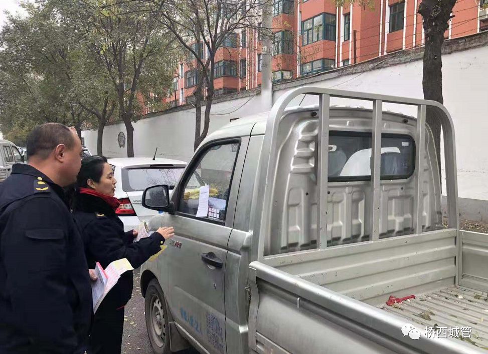 公園西街張貼溫馨提示單 違規停放車輛,不僅破壞了市容市貌,更造沉慫