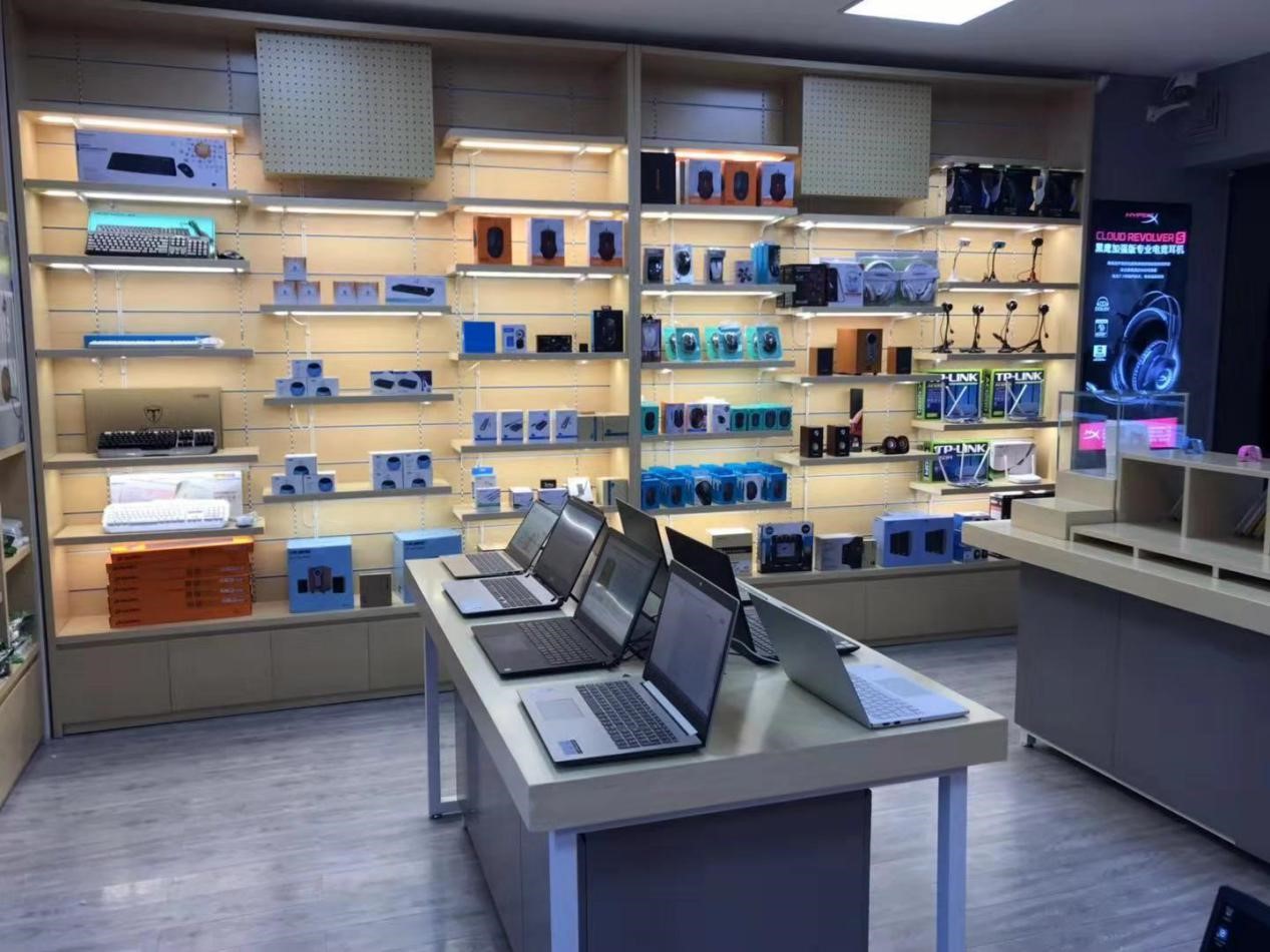 而京东电脑数码专卖店开业后,店面整体形象提升了一个档次,各种品牌的