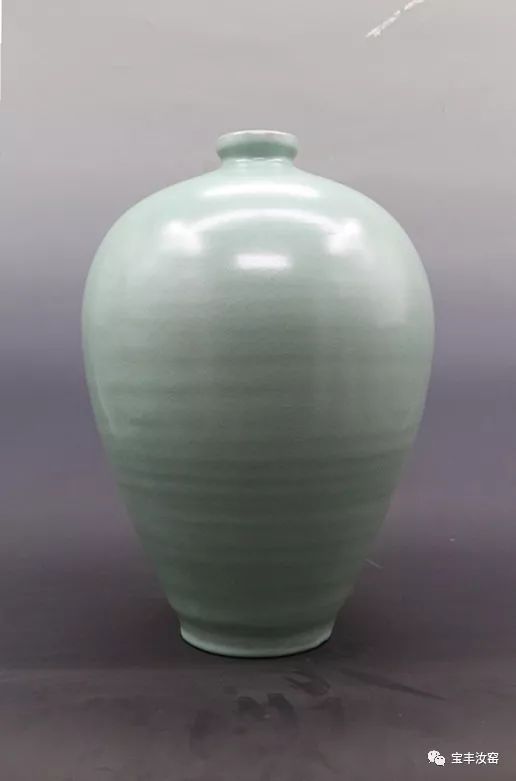 宋延宾汝窑作品《梅瓶》 金奖曹二虎王艳红汝窑作品《弦纹樽》 银奖据