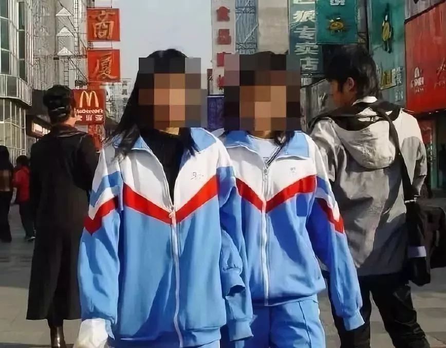 我们熟悉的丑校服