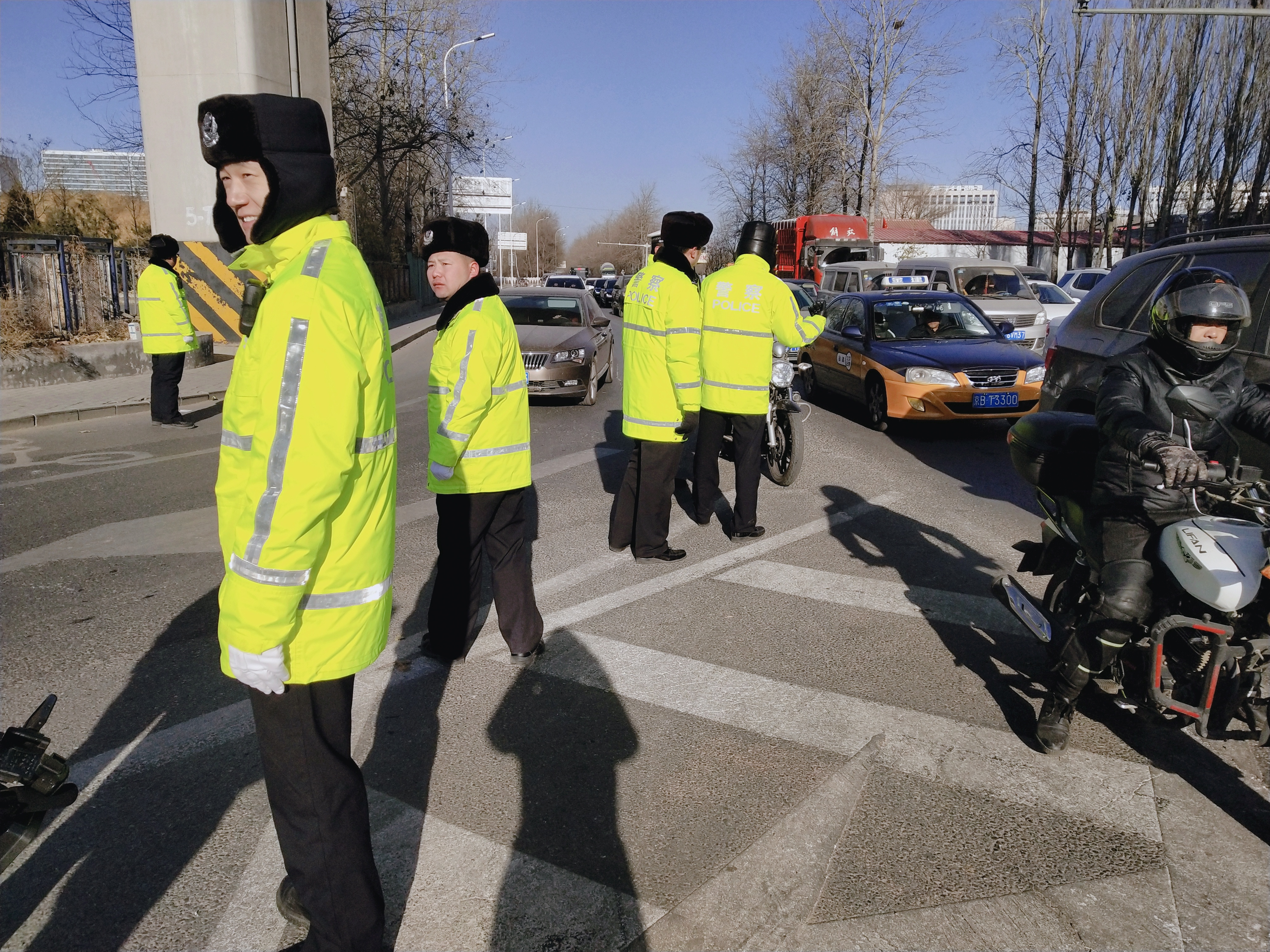 北京:昌平交警对回龙观地区展开专项整治 查处交通违法行为380起