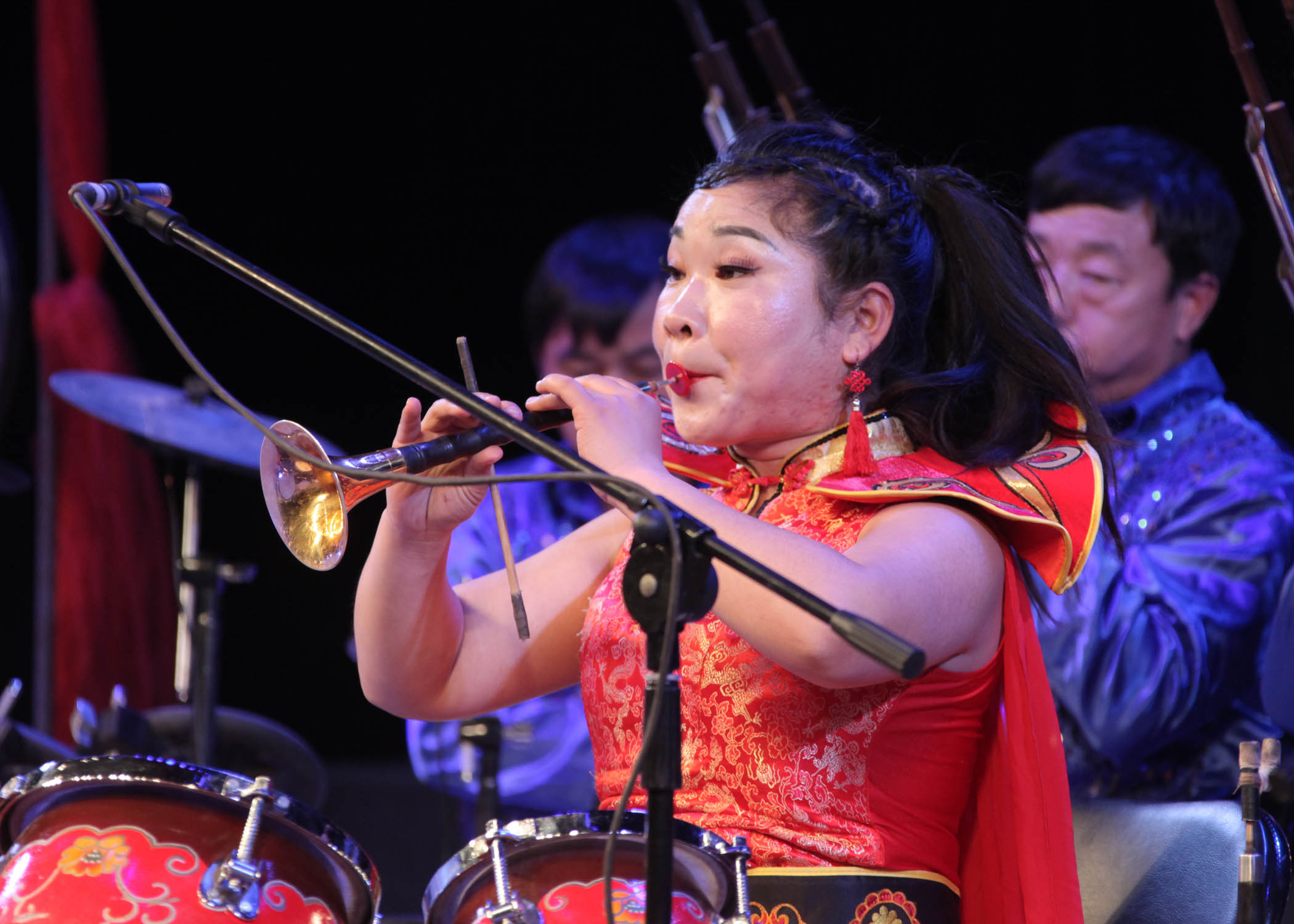 12月5日,沁县贝霞女子唢呐艺术团在潞安剧院演奏的《太行在沸腾》