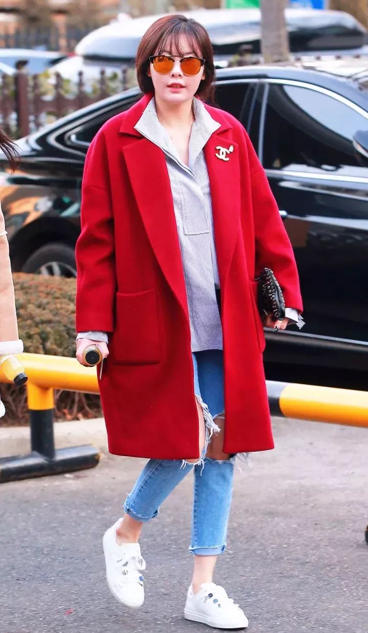 红色大衣太俗气怎样穿才不像过年的