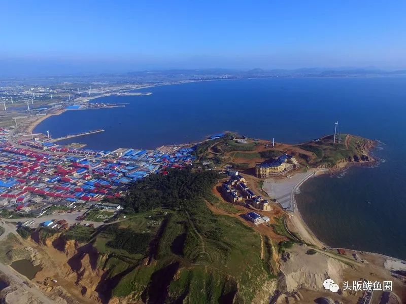 仙人島30萬噸原油碼頭建設中的營口港鮁魚圈港南部港區原貌(動遷中的