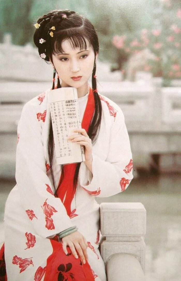 她不愿意去,而竺红玉被曹雪芹的婶娘认成干女儿,被强迫冒名顶替,并且