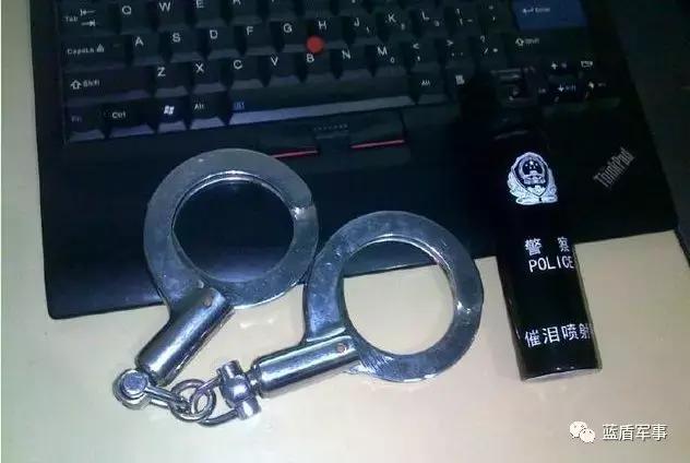 解讀:什麼情況下才能對犯人使用手銬和腳鐐?這些情況都要戴!_犯罪