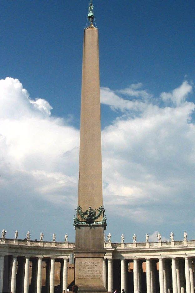 之后这些方尖碑被移到城中,将罗马从中世纪城市变为了巴洛克风格的