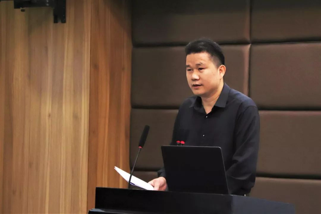 上午的开幕式由福建省中青年经济发展研究会副会长兼秘书长卢长宝主持