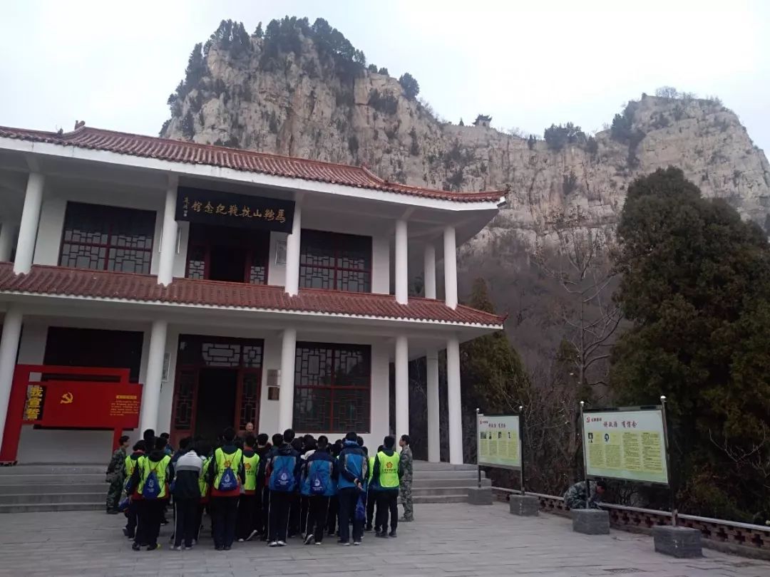 館2向下一個目的地前進用白花祭奠忠魂在太河慘案死難烈士紀念碑前