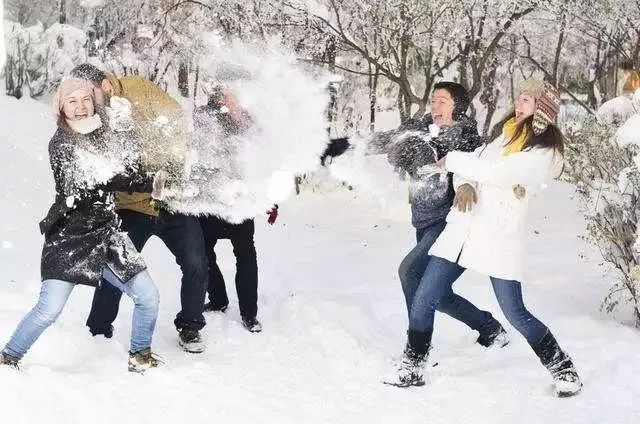 尽情的在雪地里撒欢堆雪人,打雪仗,感受脖子间的清凉当然你可以跟身边