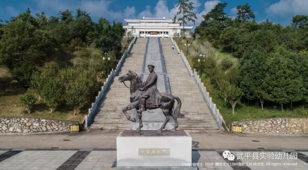 刘亚楼将军像将军故里莲叶碧历经百年沧桑的梁山书院古色—经典武平